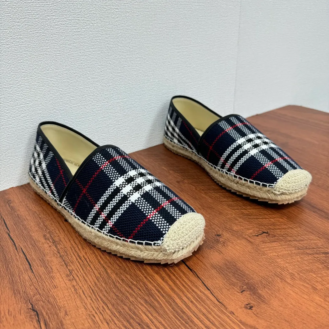 Batch 600 Burberry/Burberry new summer men's embroidered straw fisherman shoes, cool slip-on straw shoes! Encounter British fashion with Burberry espadrilles, a perfect blend of classic and fashionable. The unique printing on the upper is a manifestation of the brand's style. Every color and every pattern tells the story of England. Straw soles bring a natural texture, comfortable and chic. Whether you are strolling in the city streets or heading to the beach for vacation, it can add elegance and charm to you, easily become the center of attention, and start your own fashion journey. Classic knitted canvas upper, with thin calfskin lining suitable for summer, straw lining, genuine leather patch at the bottom of the heel, hemming technology, and Mark stitching details! Anti-slip rubber bottom layer, integrated injection molding of large LOGO letters and badges, multiple colors and styles to choose from, complete package! Size: 39-40-41-42-43-44 Normal size Item number: 2025-5 Knitted blue